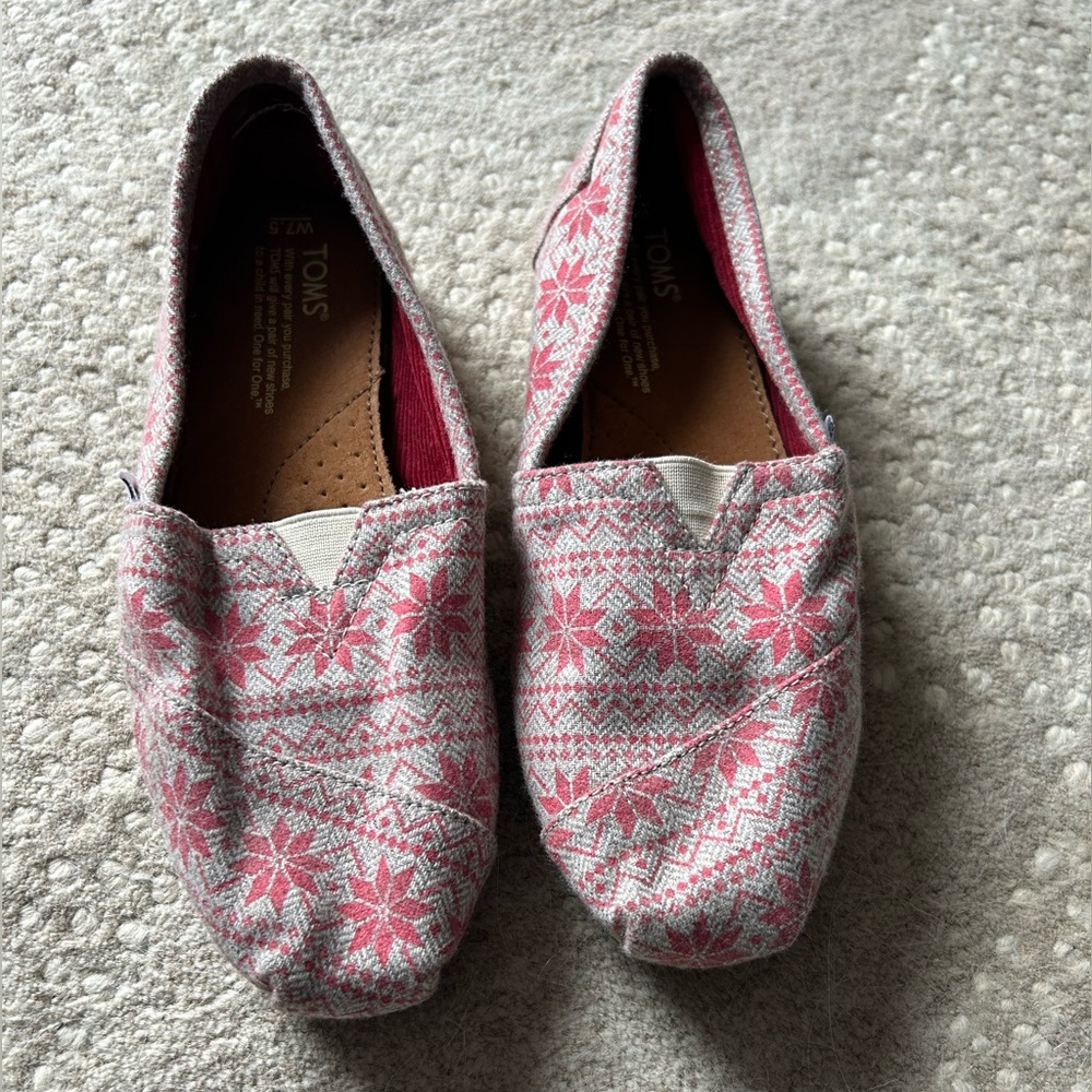 Toms women’s 7.5 pink and white slip ons